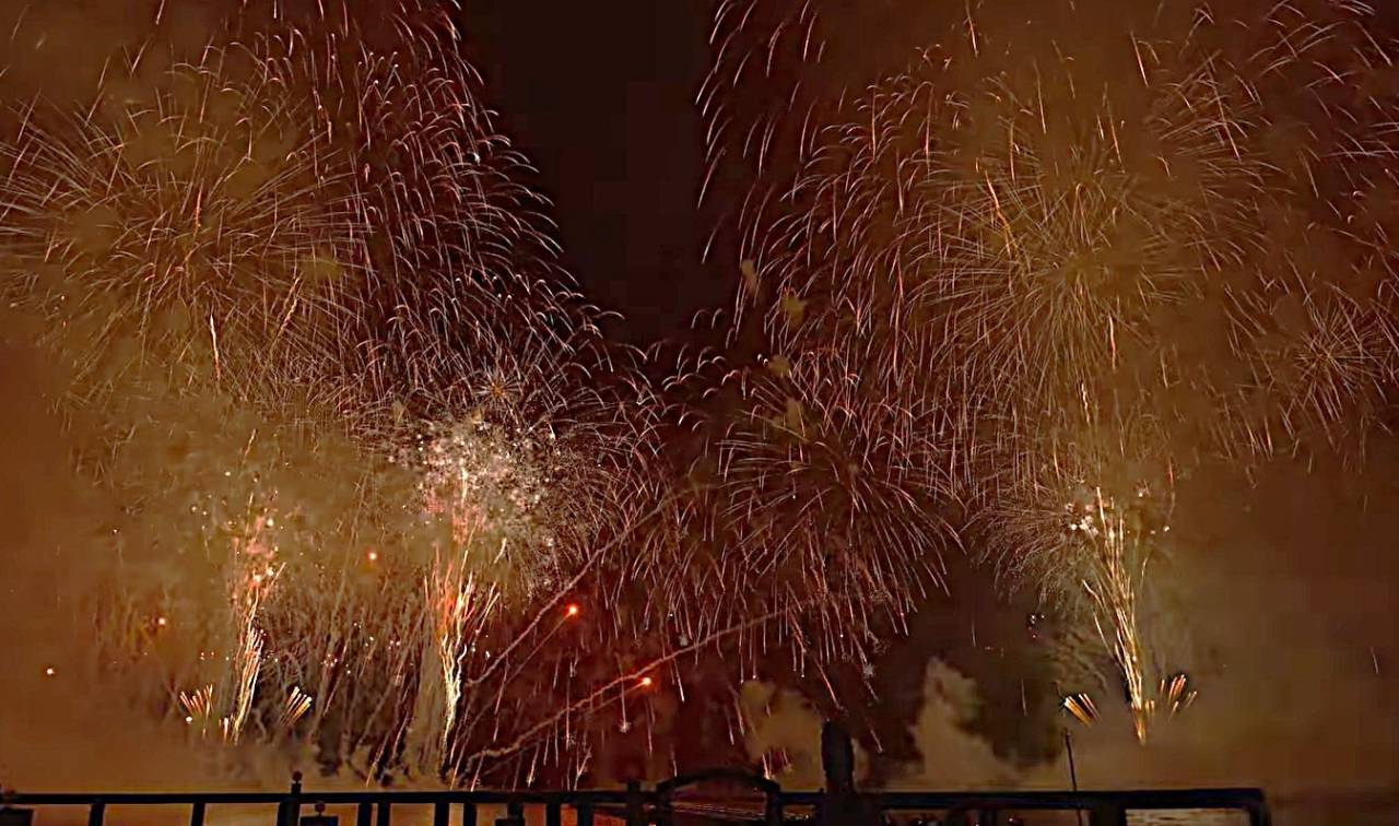 雨予報を吹き飛ばして…!美しすぎた地元・鈴鹿の花火